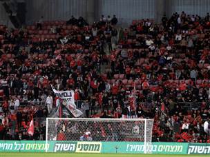 הקהל האדום. לא הגיע בכמויות גדולות, אך סיפק אווירה שהזכירה ימים יפים (אלן שיבר)