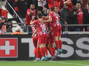 הפועל תל אביב חגגה בדרך למקום הרביעי (ברני ארדוב)