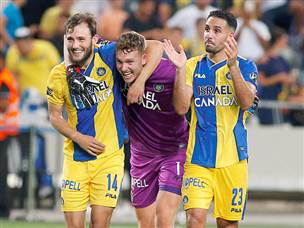 בינתיים, ביום ראשון יש את ריינה (אלן שיבר)