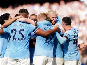 שחקני הקבוצה עוטפים את הולאנד (Getty)