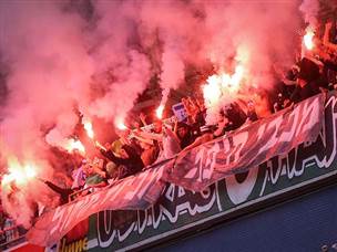 המשחק החל עם אבוקות ביציעי חיפה (מאור אלקסלסי)