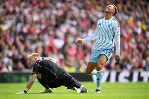ג'ונסון סיכן את השער של רמסדייל בפתיחה (Clive Mason/Getty Images)