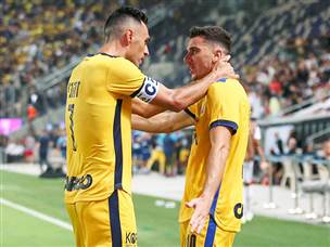 עם עוד ועוד שערים (צילום: אלן שיבר)