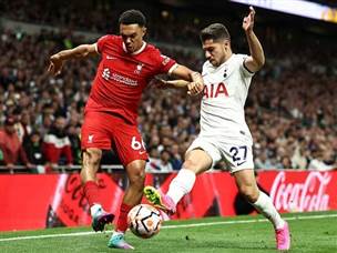 סולומון מול אלכסנדר-ארנולד. הישראלי היה מצוין מהרגע שנכנס (GETTY)