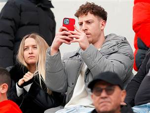 גיל בני צפה באחיו מבשל לשכטר (אלן שיבר)