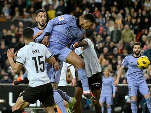 בלינגהאם נוגח את השער שנפסל (Getty)