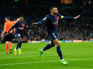 בדרך לשער הראשון שלו בערב (GETTY)