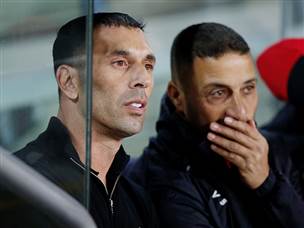 אסף נמני וחדרה עם כל הליגה על הגב (צילום: אלן שיבר)