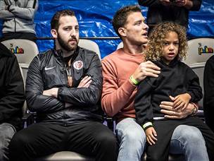 מקל ואדלסון בצד המגרש (עודד קרני)