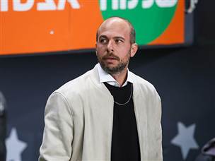 לוזון מסתכל למטה בדאגה (צילום: קובי אליהו)