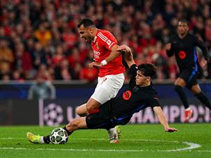 הרחקה מוקדמת של בנפיקה השאירה את ברצלונה בעשרה שחקנים מהדקה ה-22 (Getty)