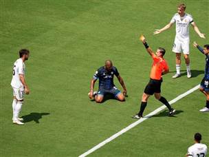 אחרי פתיחה משובשת שכללה כרטיס אדום מוקדם (GETTY)