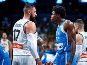 ועל המגרש קיבלנו שתי חבורות נחושות (FIBA)