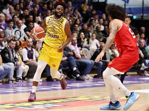 כוכב כדורסל. וולטון (אלן שיבר)