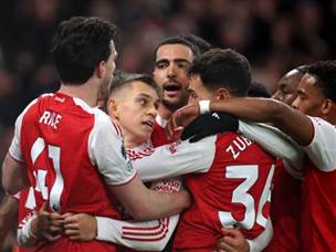 חגיגה באמירויות בדרך לפער של שש בפסגה (Photo by Justin Setterfield/Getty Images)