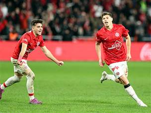 סתיו טוריאל. סיומת אופיינית ברגל שמאל (אלן שיבר)