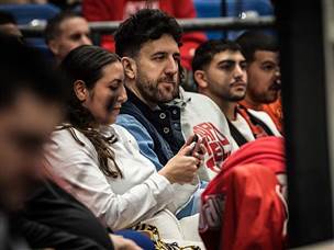 וסיליה מיציץ`. צפה בחבריו מהיציע (עודד קרני)