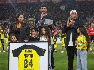 אחרי שהצדיעה לקריאף שפרש (צילום: קובי אליהו)