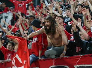 אוהדי הפועל מאושרים בסיום (צילום: סוכנות ג'יני)