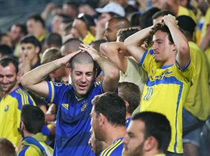 האוהדים תופסים את הראש. גם הם מבינים שזה כנראה נגמר (דני מרון)