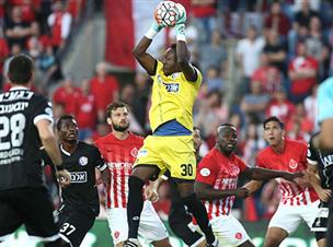 את המעט שנדרש ממנו איינוגבה עשה, אבל לרוב הבעיטות שרקו ליד השער שלו (אלן שיבר)