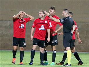 עלי עותמאן הורחק באדום, עטר ניצל (צילום: יוסי שקל)