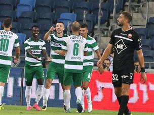 רוקאביצה מצביע על השחקן המצטיין (יוסי שקל)