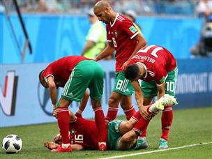 נורדין עמרבאט על הדשא, פציעות של שחקנים גרמו לקצב איטי (getty)