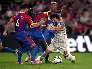 לקראת ההפסקה החלוץ המצרי הוכשל לפנדל. הקהל לא אהב את ההחלטה (getty)