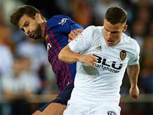 פיקה רואה את הגב של עוד שחקן של ולנסיה (GETTY)