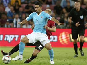 כיאל. שלט במרכז השדה (אלן שיבר)