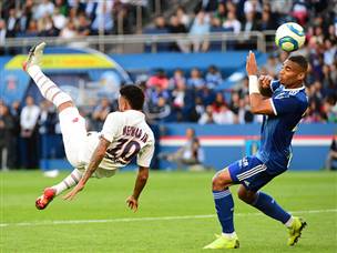 ניימאר והמספרת שהבטיחה ניצחון (Getty)