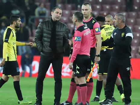 ג'קי בן זקן מדבר עם השופטים בסיום (דני מרון)