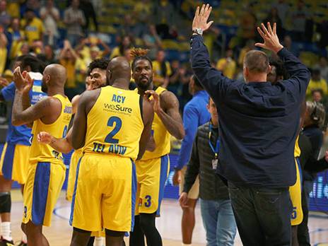 חגיגה צהובה בהיכל מול מוליכת הטבלה (אלן שיבר)