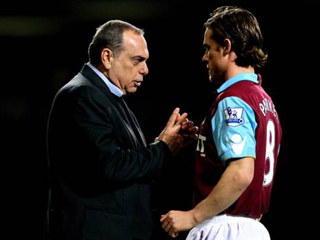 פארקר וגרנט. הקפטן דאג למאמן הישראלי (Getty)