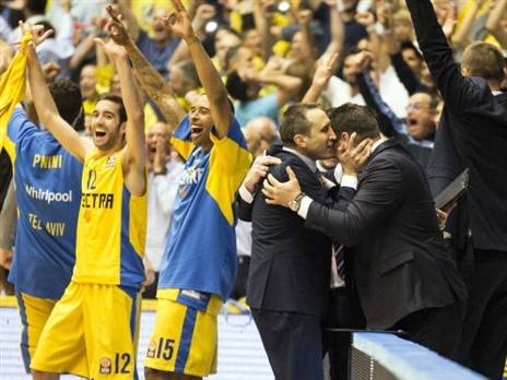 "אחרי שעברנו אותם, אפשר לנצח את כולן". בלאט ומכבי חוגגים בתום סדרת רבע הגמר (getty)