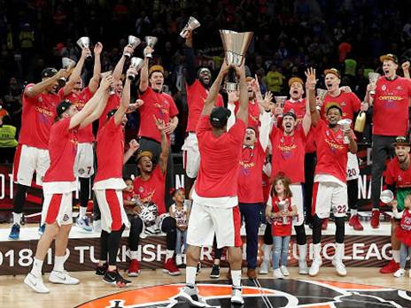 צסק"א מניפה בסוף העונה שעברה, לא הוכרזה אלופה השנה (getty)