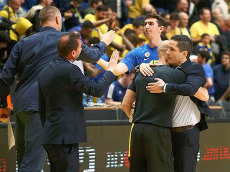 קיבל הרבה אהבה בת"א, יאניס (אלן שיבר)