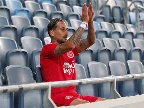 גנב את ההצגה עם חגיגה יצירתית. בוזגלו (אלן שיבר)