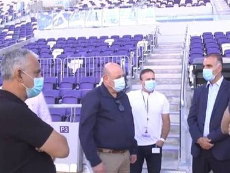 כלפון ופרופ' גרוטו בביקורת פתע בבלומפילד. (ברני ארדוב)