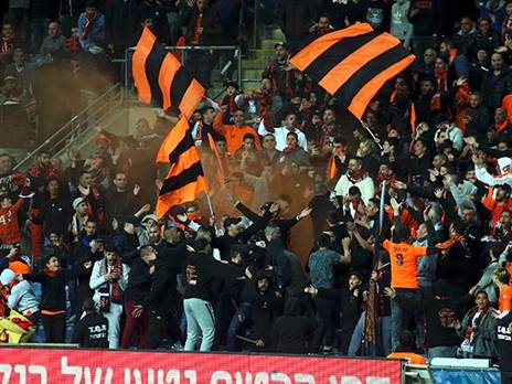 סיפקו אווירה. אוהדי בני יהודה (צילום: אלן שיבר)