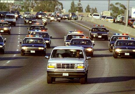 או ג'י סימפסון בפורד ברונקו ושיירת ניידות המשטרה בעקבותיו, אחרי שהוצא צו למעצרו בחשד לרצח בת זוגתו וחבר משפחה