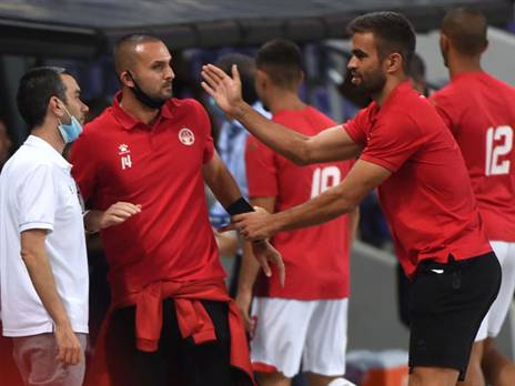 האם טעה בהרכב? שהר על הספסל אמש (צילום: ברני ארדוב)