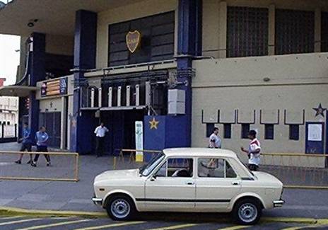 כאן מצולמת ה-128 ליד אצטדיון הבונבוניירה