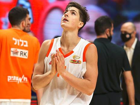 יוסיף עוד סל ניצחון מול מכבי ת"א (אלן שיבר)