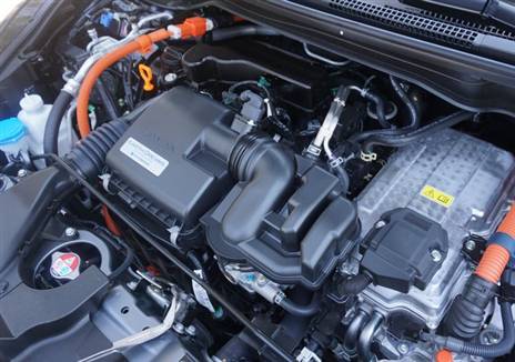 מערכת הנעה היברידית עם מנוע בנזין, סוללה ושני מנועים חשמליים