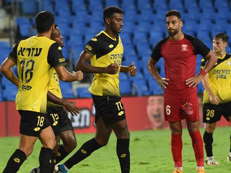 ישוחק שנית? נתניה חוגגת על סכנין (צילום: ברני ארדוב)