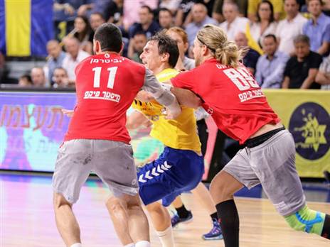 קרב בין שתי קבוצות גדולות במחזור הפתיחה (הדר ואן קולא, איגוד הכדוריד)