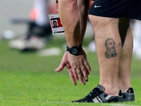 פידל על רגלו של מראדונה. היה עבורו אב רוחני (Getty)