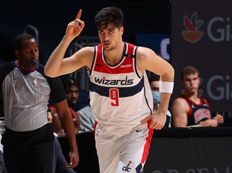 בזמן שננוח, יאניס מחכה לאבדיה (GETTY)